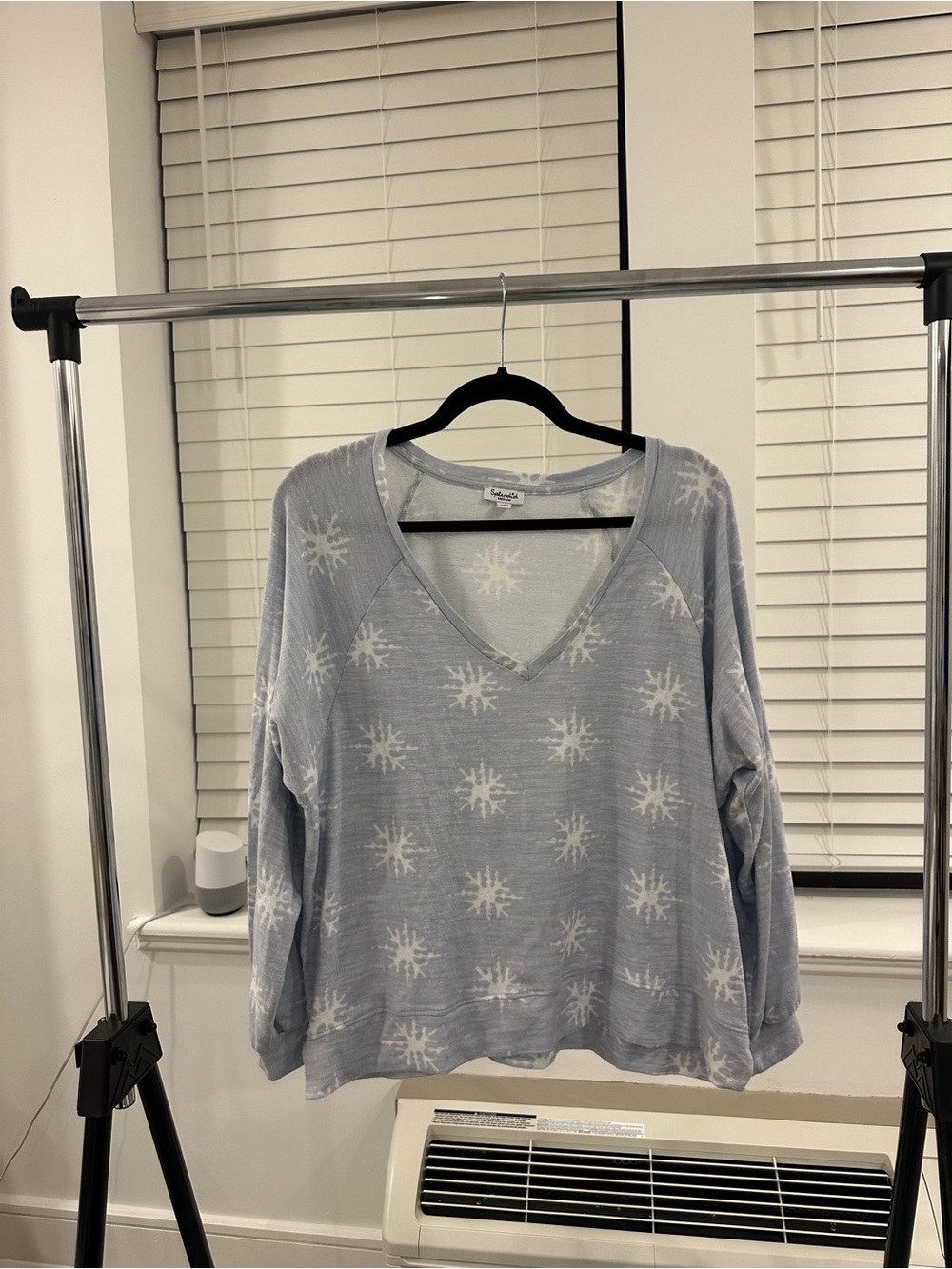 Splendid V-neck Long Sleeve Pajama Top in Light Blue with Snowflake Print Size M